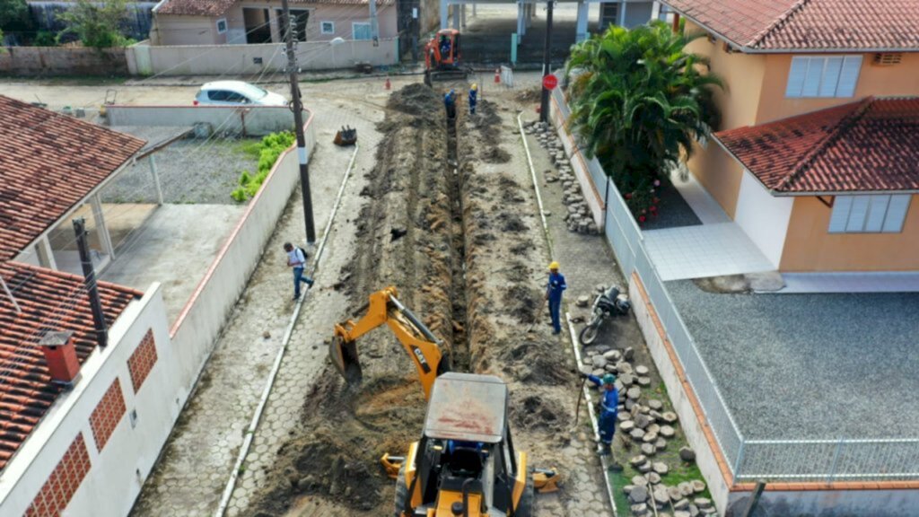 Moradores acompanham andamento das obras da rede de esgoto na Enseada, em São Francisco do Sul