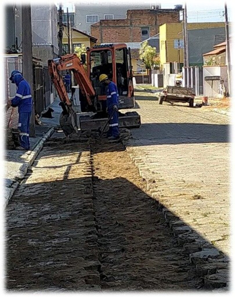 Diferentes frentes de trabalho atuam na implantação da rede de esgoto da Enseada, em São Francisco do Sul