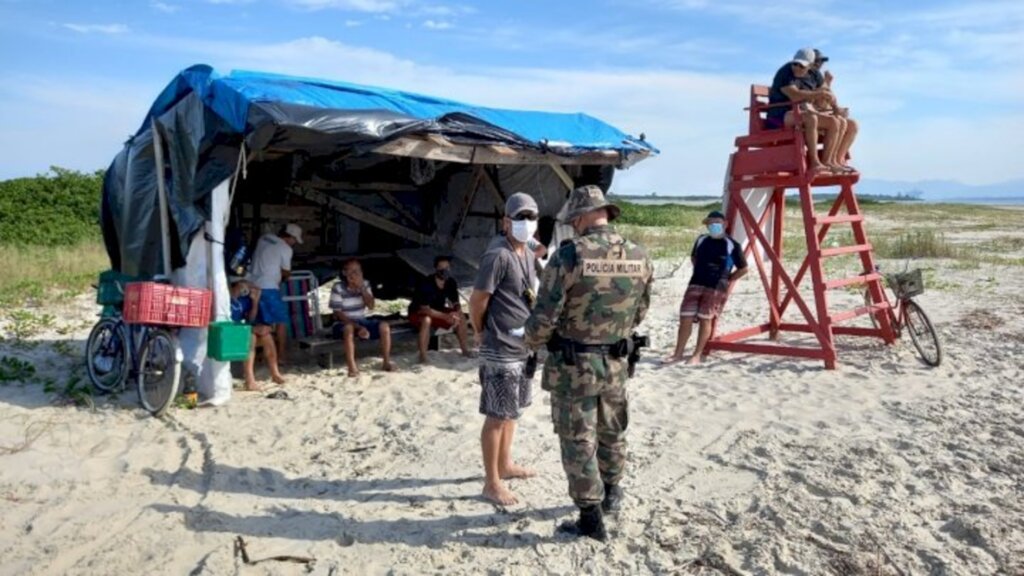 Pescadores de São Francisco do Sul recebem orientações da Polícia Militar Ambiental