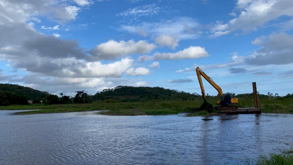 Campanha verão 2021: Águas de São Francisco do Sul draga captação do rio Olaria