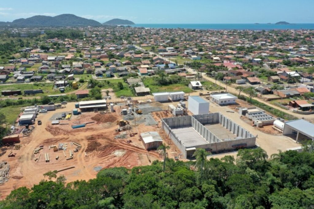 Obras da rede de esgoto avançam em São Francisco do Sul