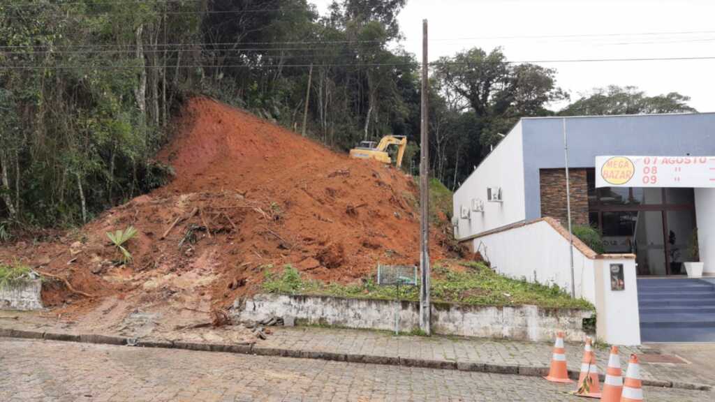 Defesa Civil realiza trabalho preventivo na Rua Benjamin Constant