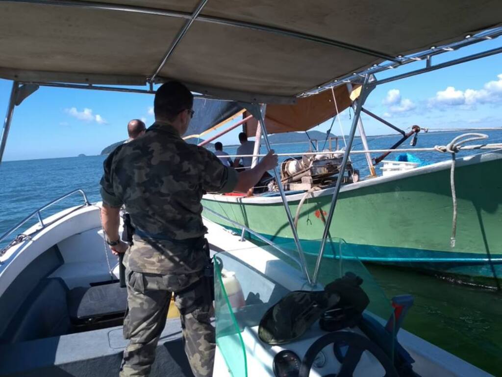 Polícia Militar Ambiental flagra embarcações praticando pesca irregular de camarão