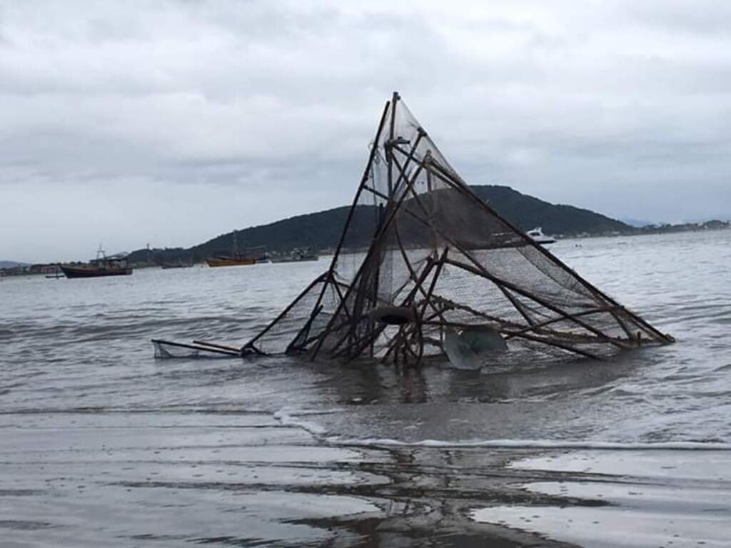 Estrutura de peixe para descarte de material reciclável é vandalizada