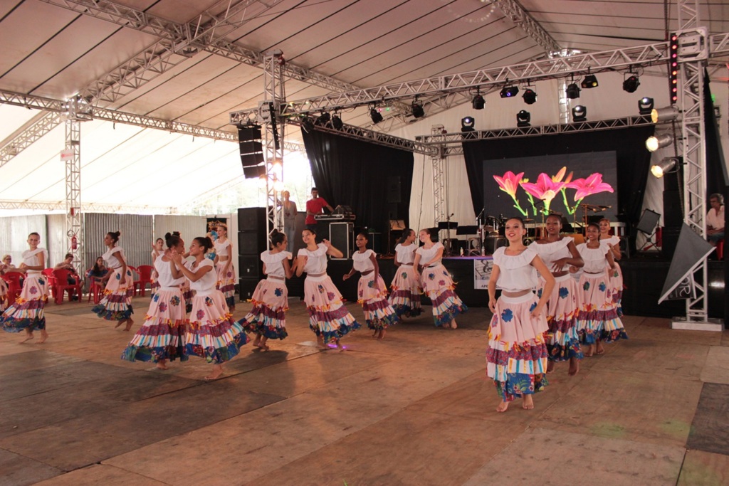 Alunas de dança embarcam sexta-feira (10) para Festival de São Paulo