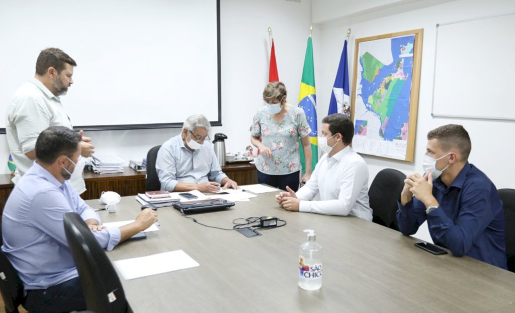 Foto Alexandre Braga - Legenda: O prefeito de São Francisco do Sul, Godofredo Gomes Moreira Filho, com o diretor de incorporação da Prima Terra Urbanismo, Pedro Muggiati, na assinatura da autorização de implantação do loteamento do Residencial Parque do Sol.