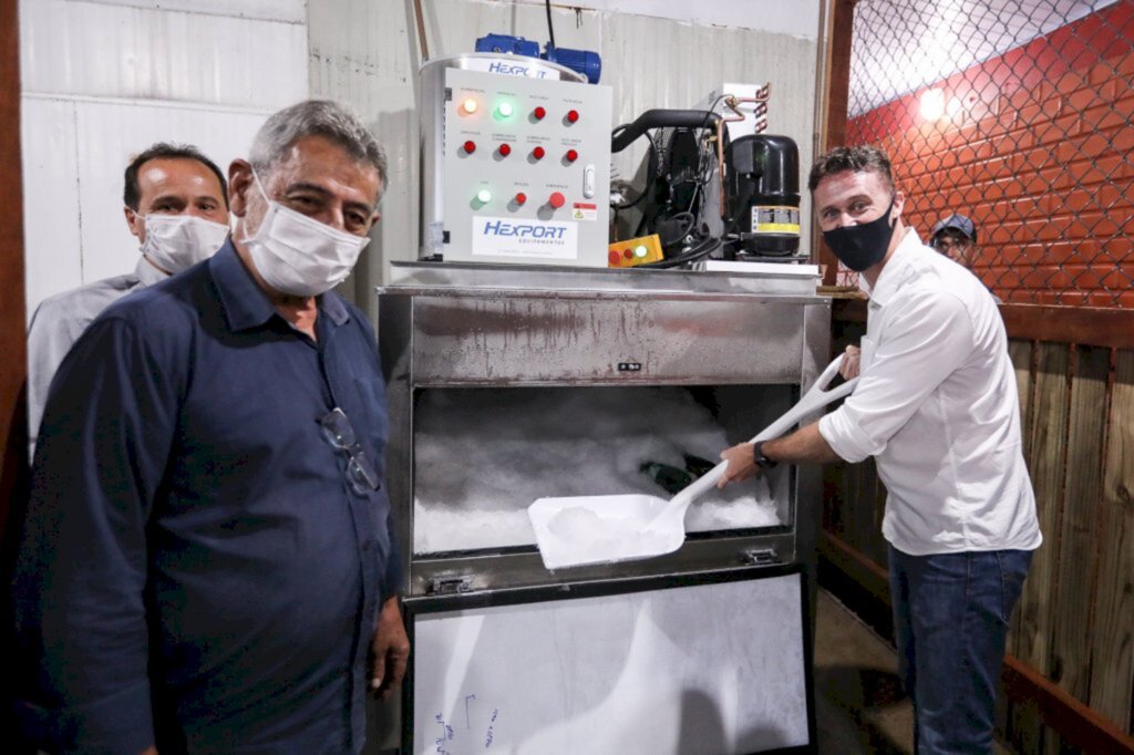 Pescadores dos Balneários recebem nova fábrica de gelo instalada na Casa do Pescador da Enseada