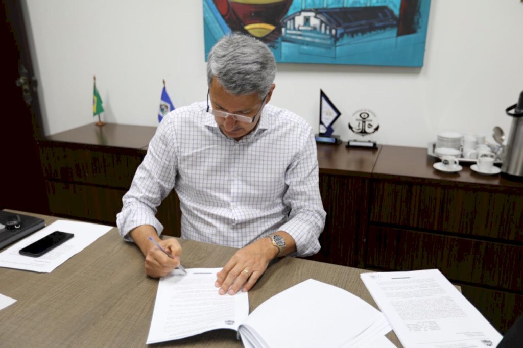 Prefeito Renato assina contrato para a construção de trapiche e reforma de praça no Paulas