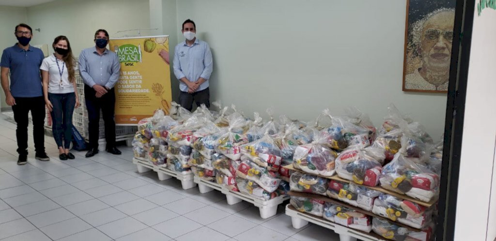 Sicredi doa mais de1.400 kg de alimentos para Instituto Ajorpeme