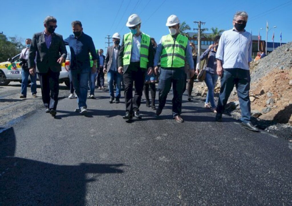 Carlos Moisés faz vistoria em obra de duplicação do acesso ao Distrito Industrial de Joinville