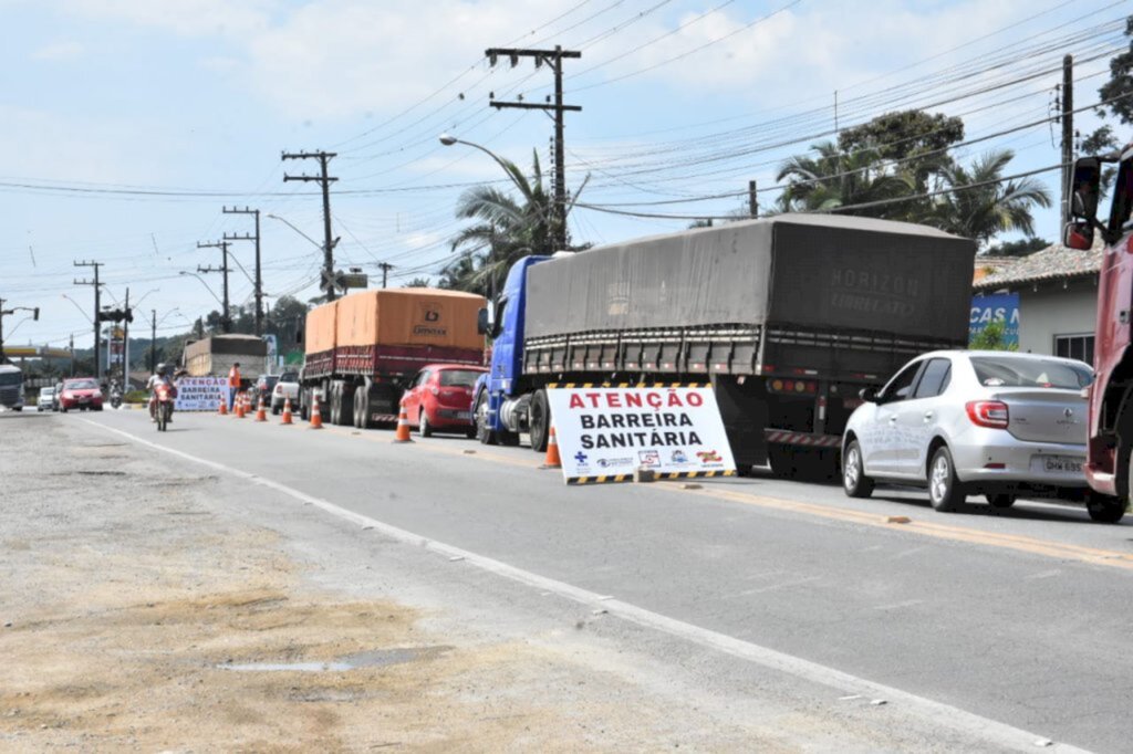 Defesa Civil contabilizou cerca de 2 mil carros na barreira sanitária