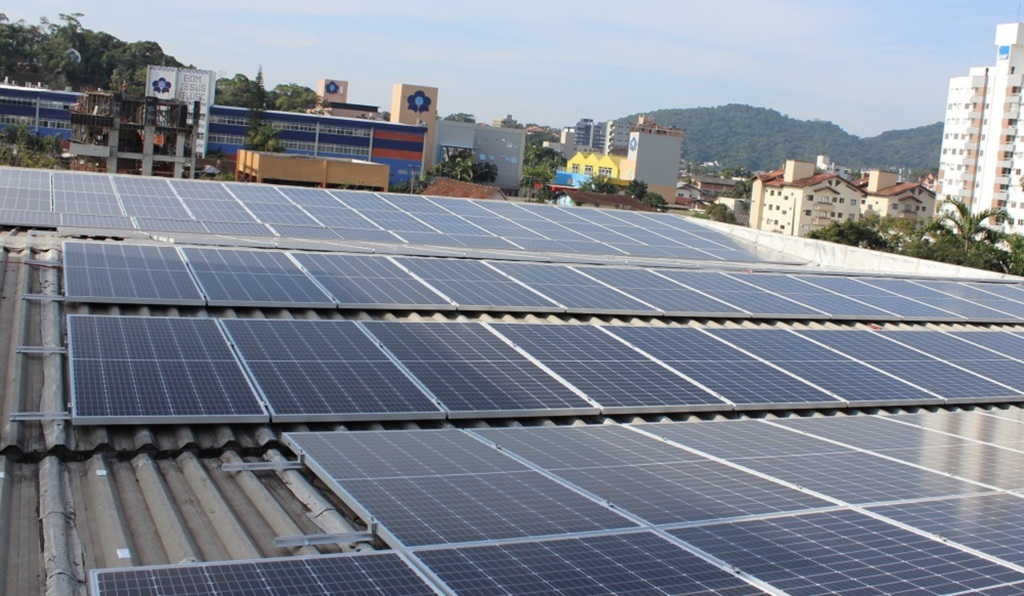 ACIJ inova e investe 700 mil em energia fotovoltaica