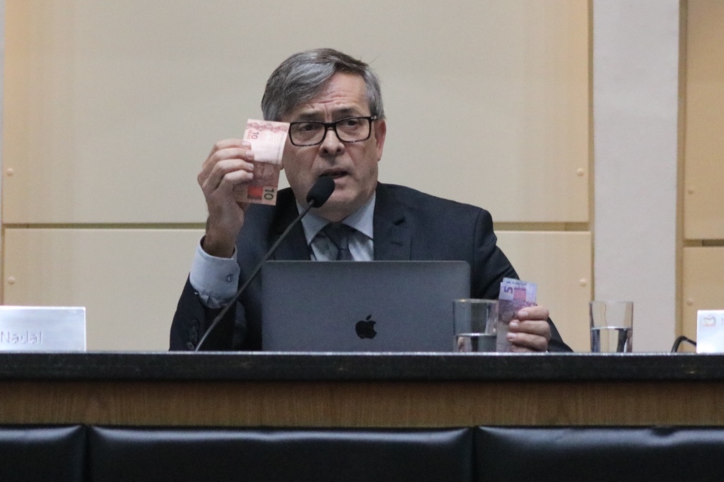 Foto: Wellinton Heinz - Secretário da Fazenda, Paulo Eli, na mesa da Assembleia para apresentar cenário de incentivos aos deputados