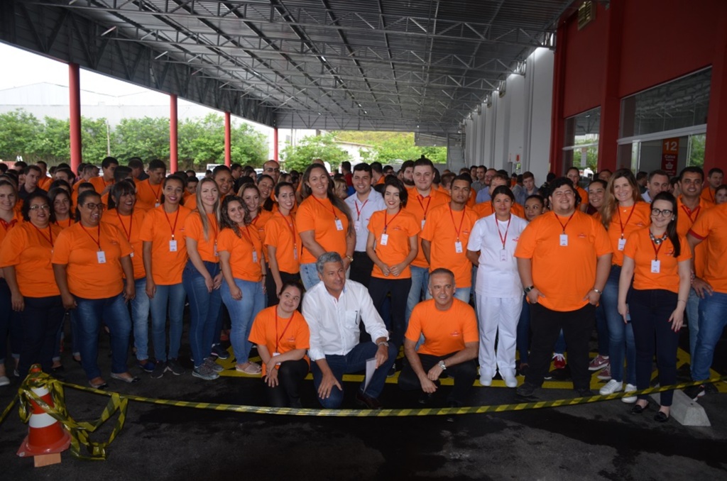 Júlia Vieira/Jornal Correio Francisquense - Prefeito Renato Gama Lobo, presidente executivo da Rede Top, Paulo Cesar Lopes e funcionários francisquenses