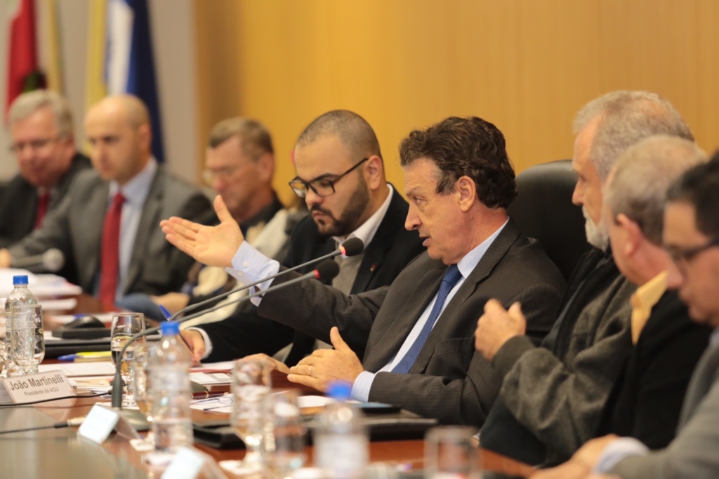 Max Schwoelk - João Joaquim Martinelli fala sobre as mudanças do Simples Nacional. Presidente da ACIAA Alcidir Boareto participa da mesa.