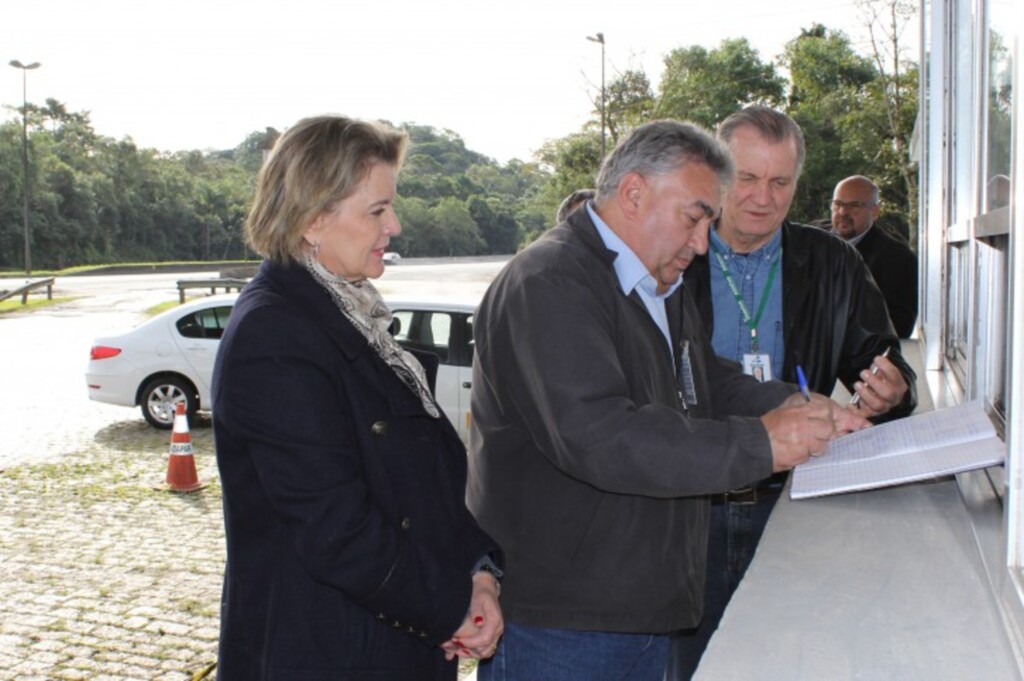 Ana Paula Keller/ADR Joinville - Na foto: presidente Cidasc Enori Barbieri; secretária da ADR de Joinville Simone Schramm; presidente da Adapar, Inácio Afonso Kroetz ? Joinville