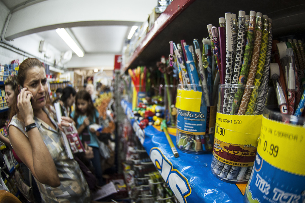 Para economizar, pais não levam filhos na compra do material escolar