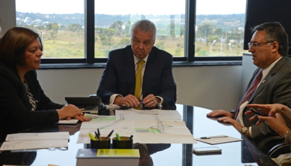 Viaduto para Araquari na pauta do governador e da BMW em Brasília