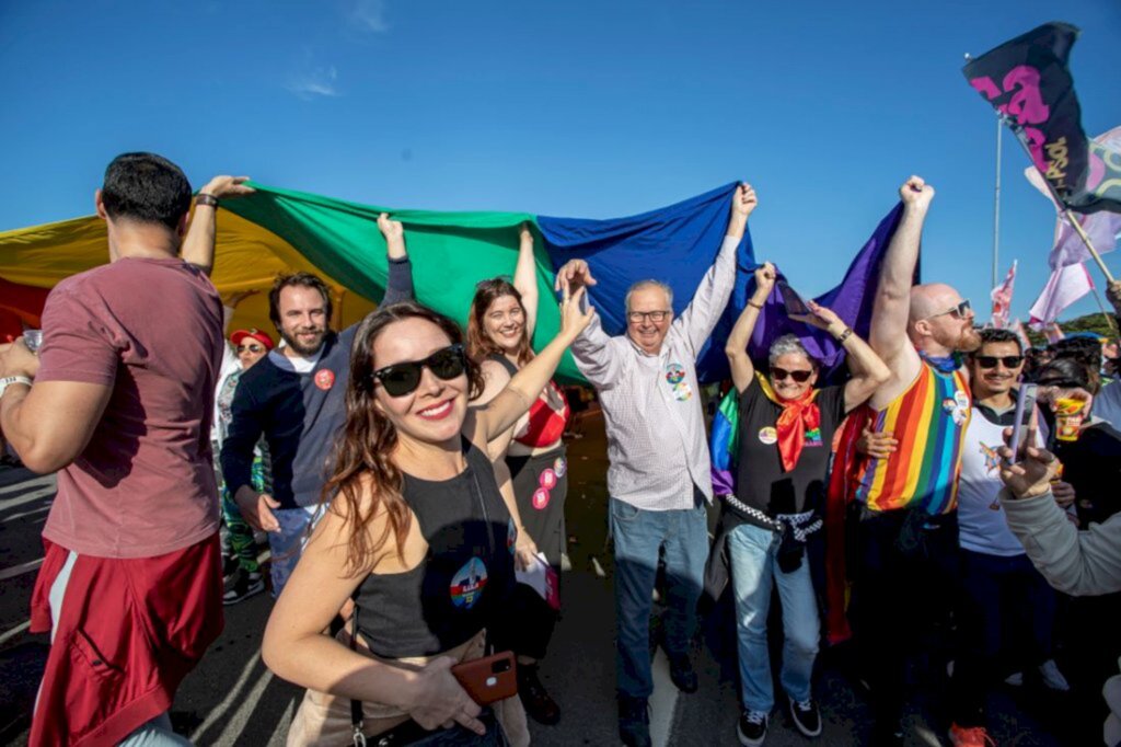 Candidato ao Senado Afrânio Boppré vai à Parada LGBTQIA+  e empunha a bandeira do arco-íris