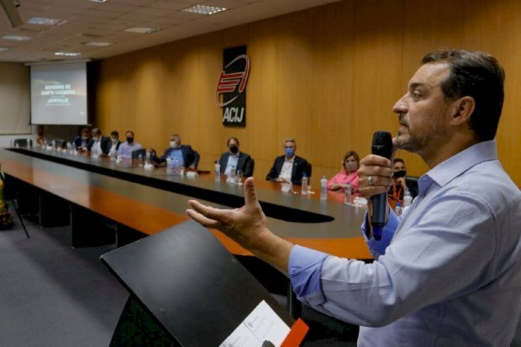 Carlos Moisés apresenta balanço das principais ações do Estado para Joinville em palestra na Acij