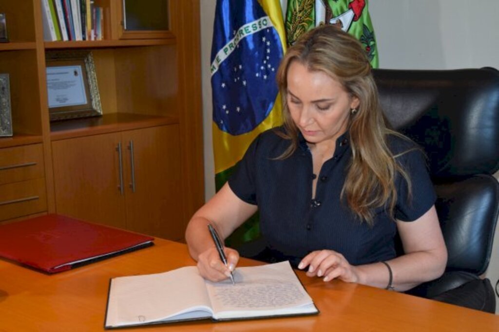 Daniela Reinehr toma posse oficialmente em Florianópolis