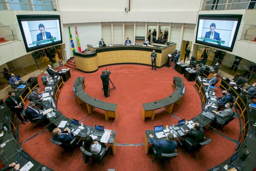 Impeachment: sessão é suspensa com placar de 3 a 2; tribunal volta às 21h15