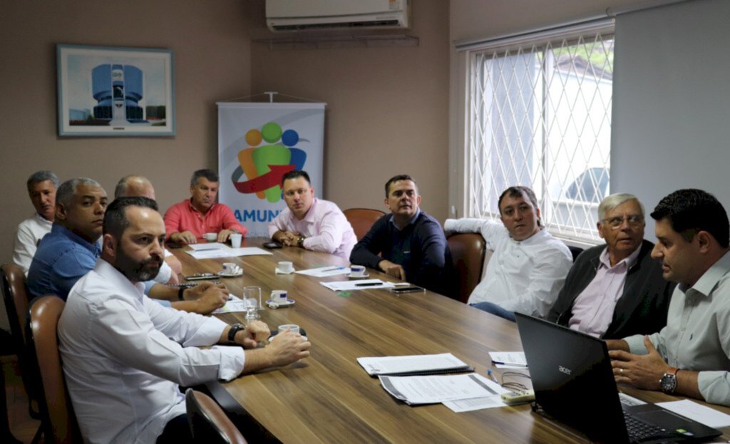 Fotos: Ariele Cardoso/Amunesc - Prefeitos da Amunesc reunidos na Sede em Joinville.