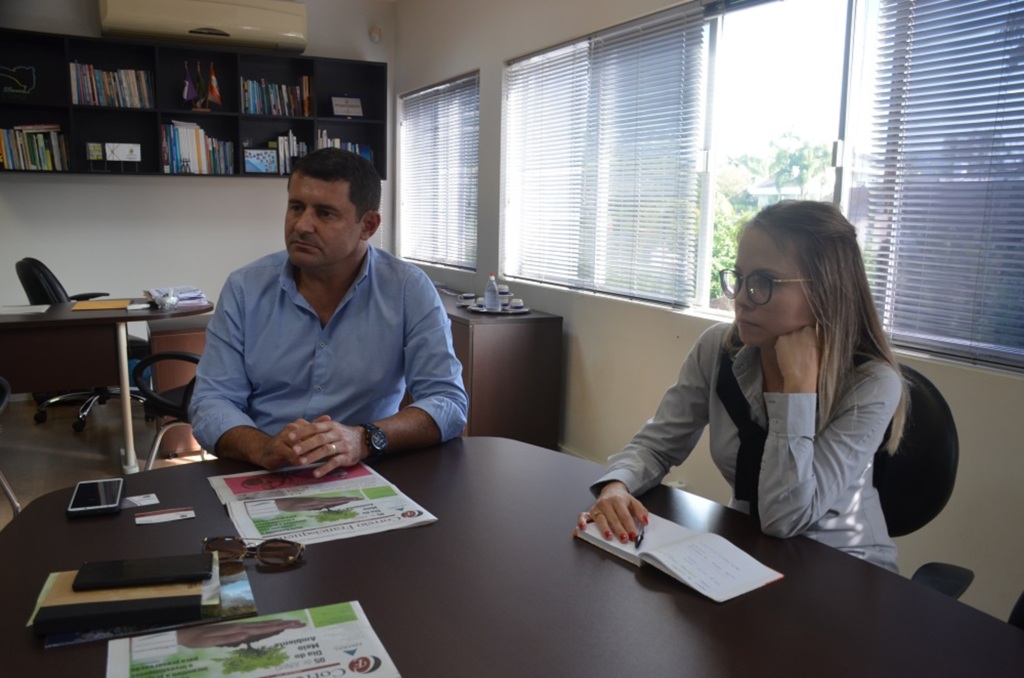 Júlia Vieira/ Jornal Correio Francisquense - Secretário Tufi Neto e a arquiteta Nathália Zattar, da Amunesc