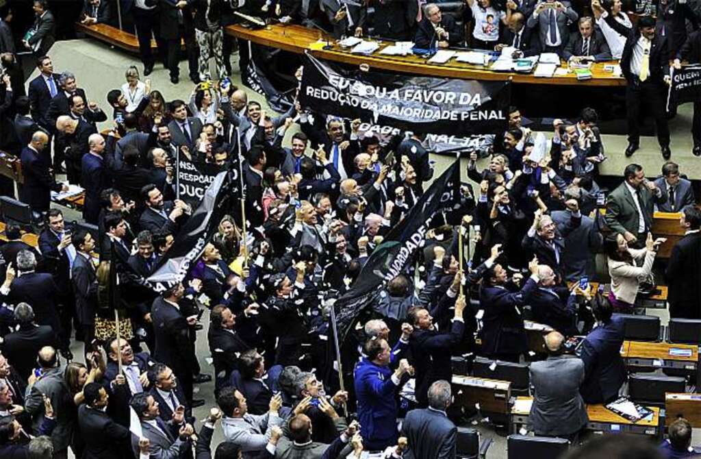 Em segunda votação, Câmara Federal aprova maioridade penal