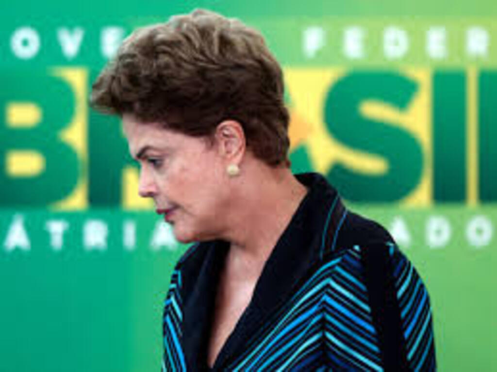 Adesivo obsceno com imagem da presidente Dilma Rousseff gera protesto