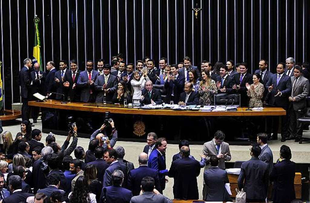 Câmara aprova regra sobre reajuste de salário mínimo que inclui aposentados