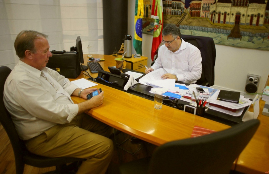  - O governador Raimundo Colombo assinou, em Florianópolis, o documento que oficializa a estadualização do trecho de 9,1 quilômetros da BR-280 - 08/06/2015. Foto: Marcius Furtado/Secom