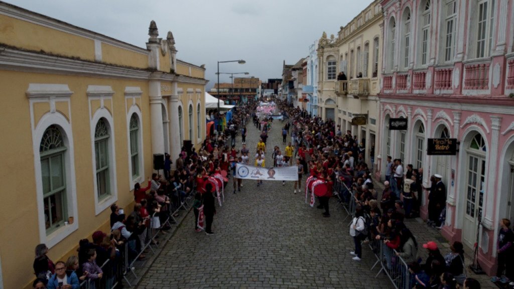 Desfile cívico realizado dia 11 no centro histórico encanta francisquenses