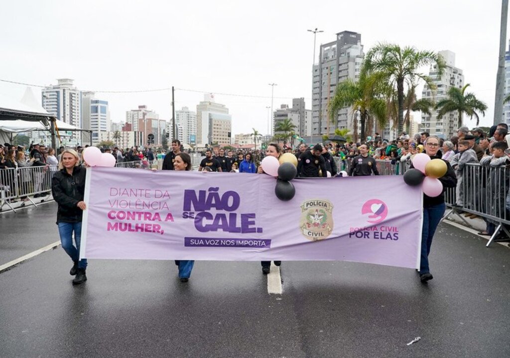 Em Florianópolis, governador em exercício acompanha o desfile militar de 7 de setembro