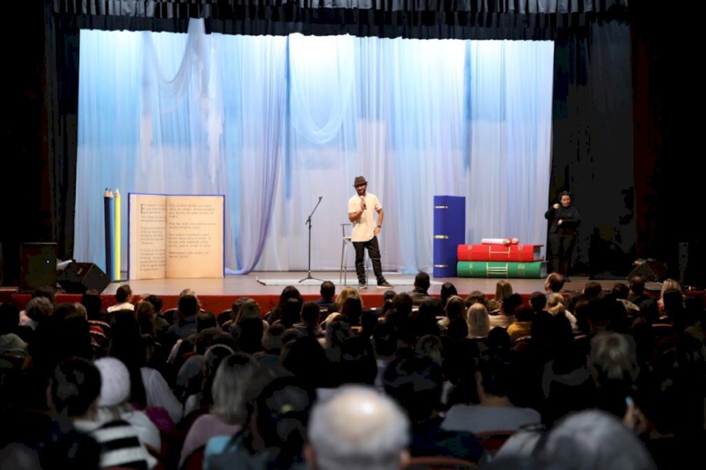 Bráulio Bessa marca primeiro dia da 8ª Feira do Livro