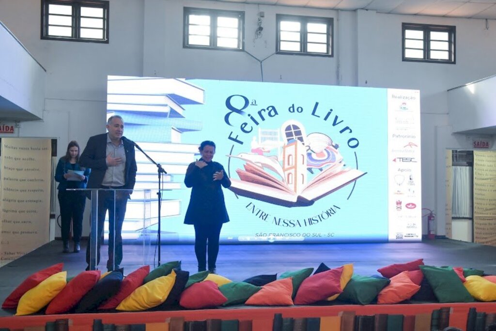 Realizada solenidade de abertura da 8ª Feira do Livro