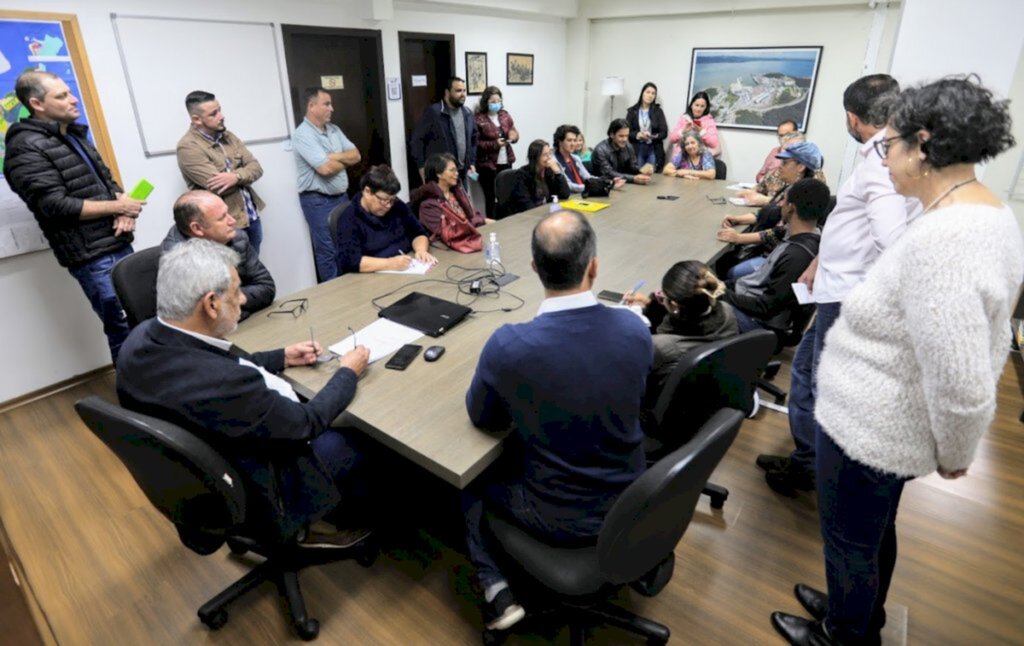 Prefeitura de SFS e artesão discutem destino dos quiosques no Aterro da Babitonga