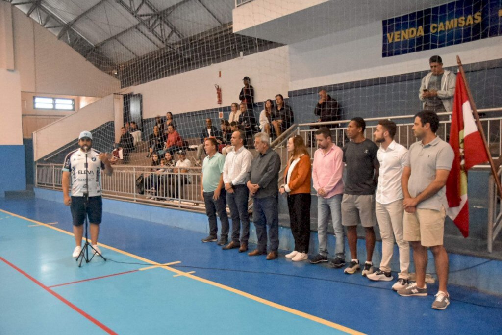 Prefeitura e São Chico Futsal entregam uniformes para as escolinhas de futsal.