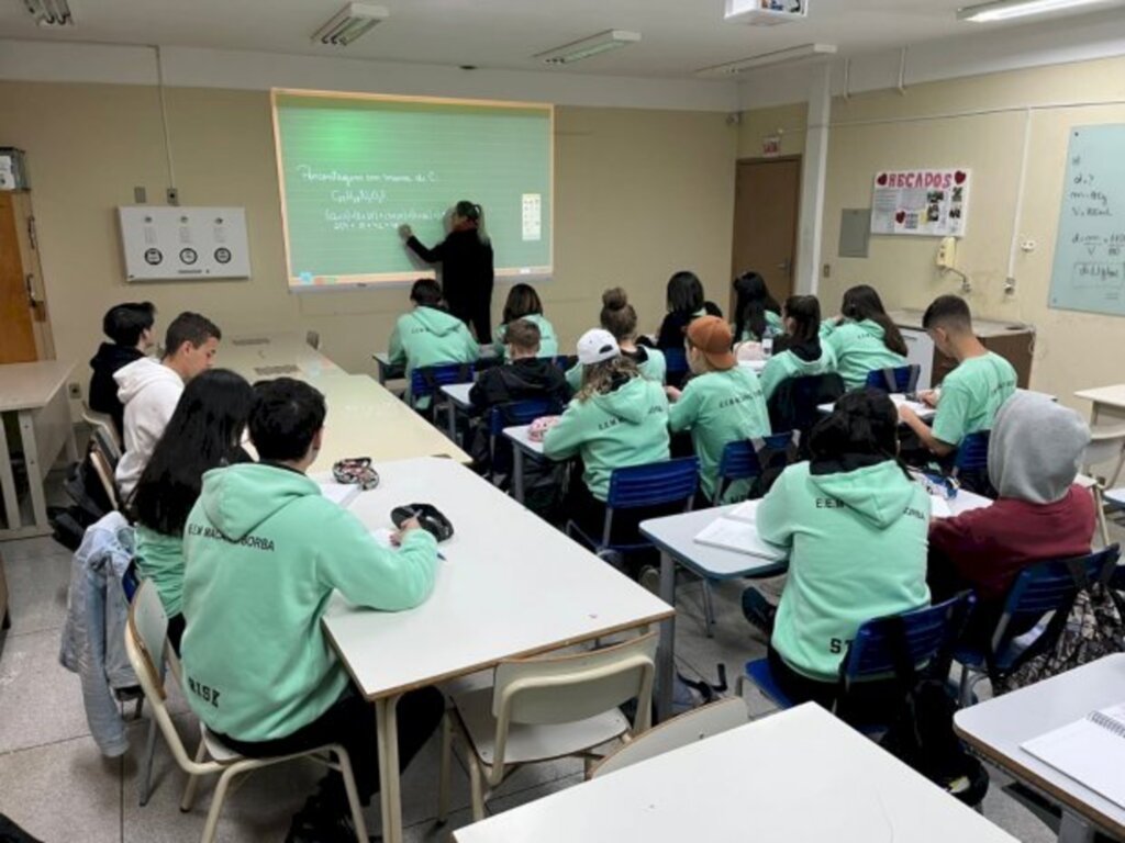 Mais 100 kits com lousas digitais e projetores são entregues em projeto que vai equipar todas salas de Ensino Médio