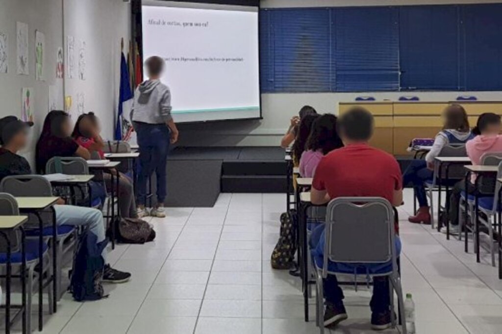 Jovens e adolescentes abrigados aprendem postura profissional em curso de capacitação