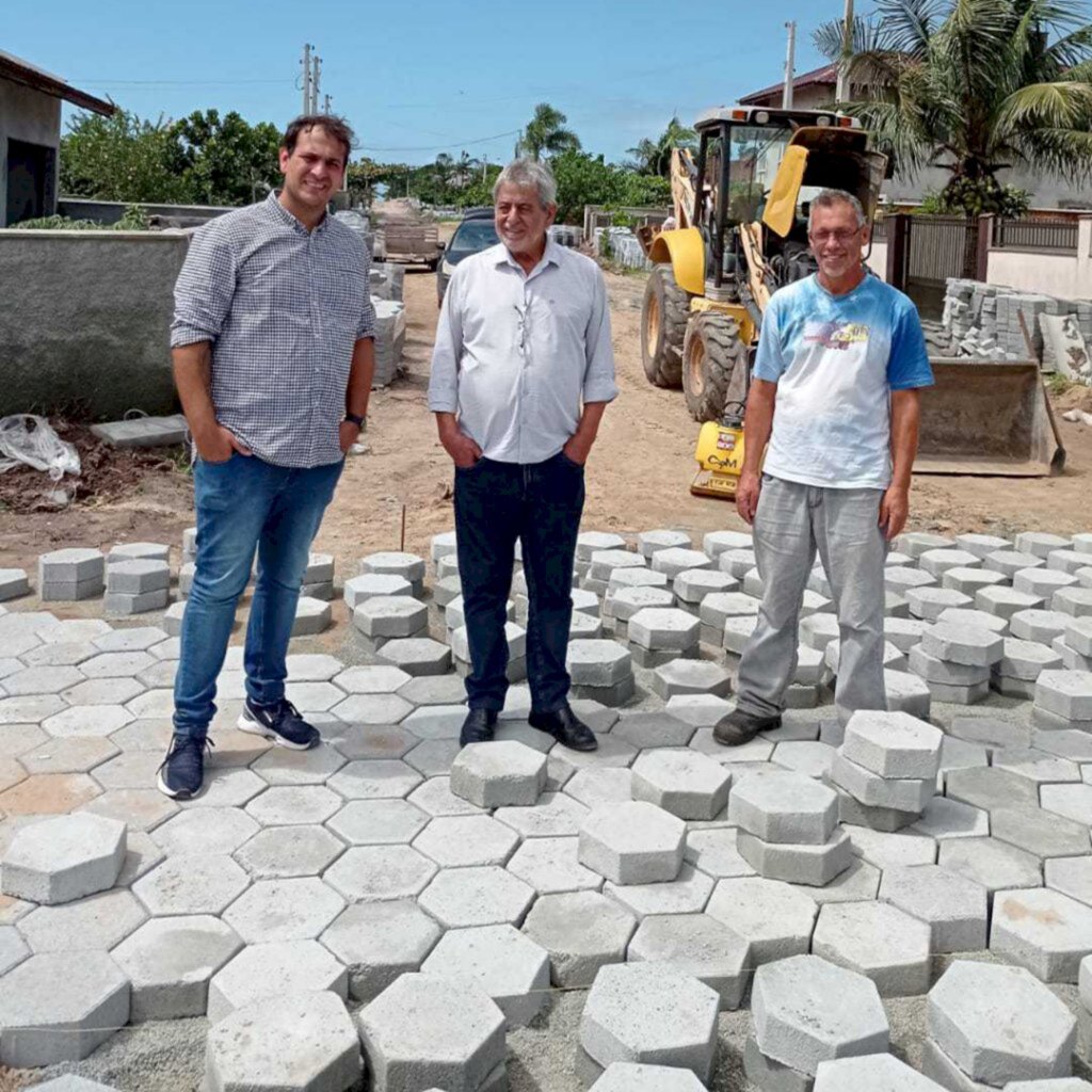 Moradores do Ervino aderem à pavimentação comunitária