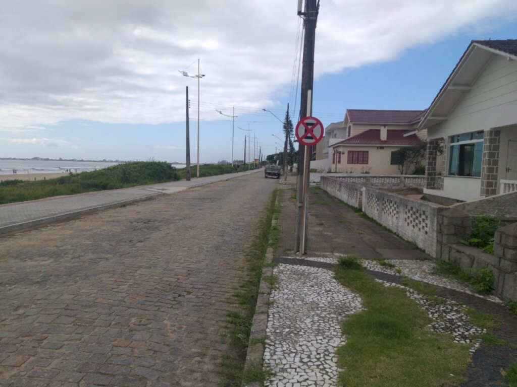 Estacionamento na Av. Jaime Ernesto de Oliveira pode ser realizado apenas no lado esquerdo