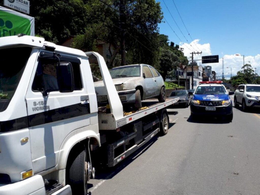 Demtran realiza remoção de veículo abandonado em via municipal