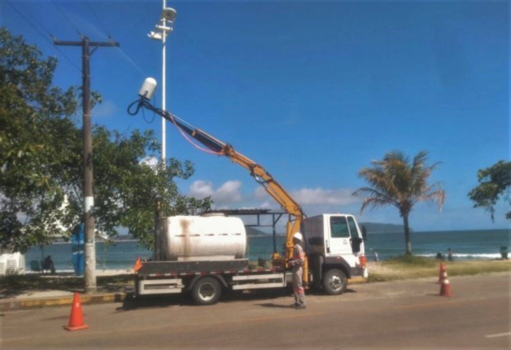 Equipes da Celesc realizam limpeza de salitre em redes elétricas do litoral norte