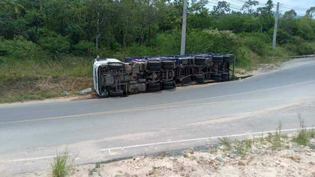 Carreta com gás natural comprimido tomba na BR-470