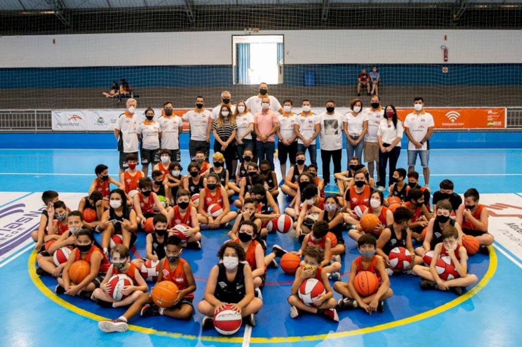 Secretaria de Esportes lança escolinha de basquete.