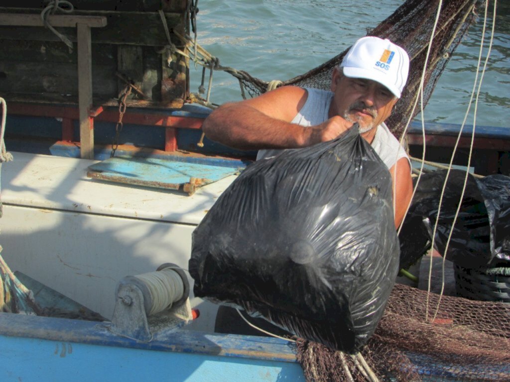 Instalação de terminal de gás preocupa pescadores da Baía da Babitonga