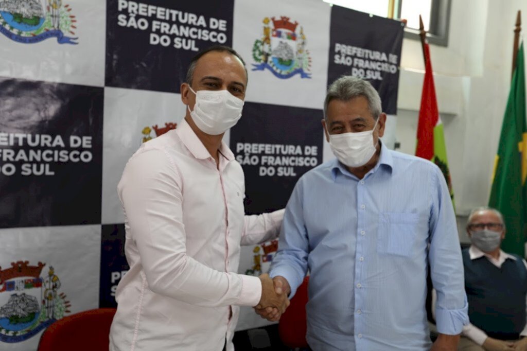 Prefeito Godofredo realiza transmissão de cargo ao vice Serginho