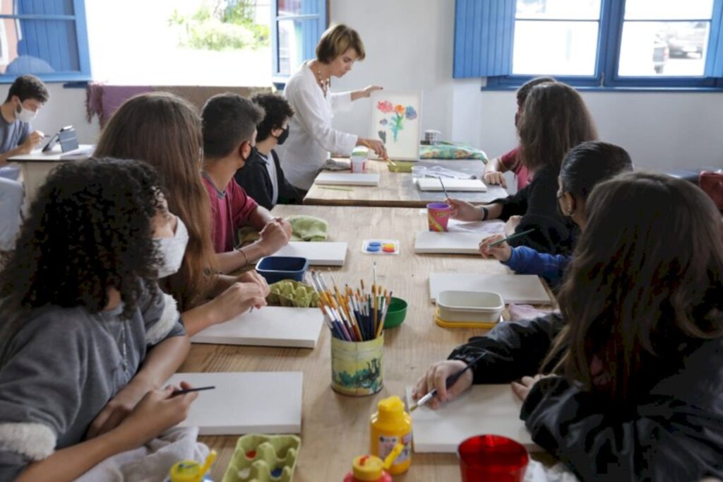 Alunos participam do projeto 'arte nas escolas' da artista plástica Vera Mattar