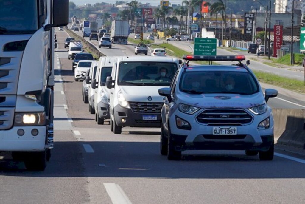 Vacinação em SC: distribuição de vacinas contra a Covid é acompanhada por escolta